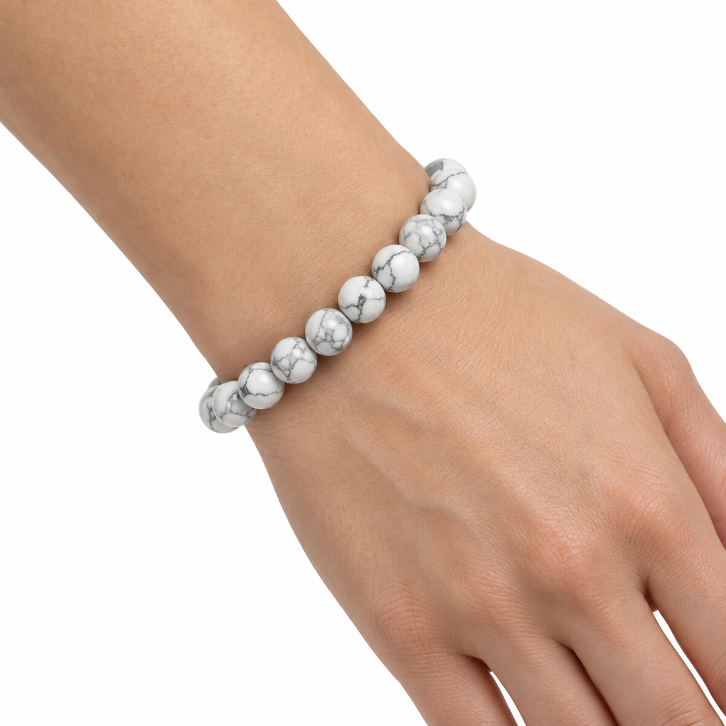 Bransoletka z bidego howlitu bez przetylki na nadgarstku, biale tlo