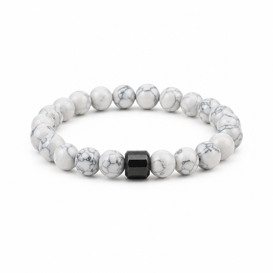 Bransoletka z koralikow howlitu z hematytem unisex - produkt na bialym tle