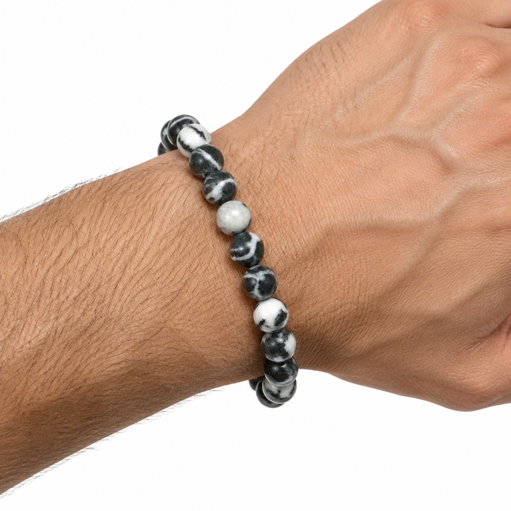Bransoletka Zebra Jasper 8 mm na nadgarstku modela, biale tlo