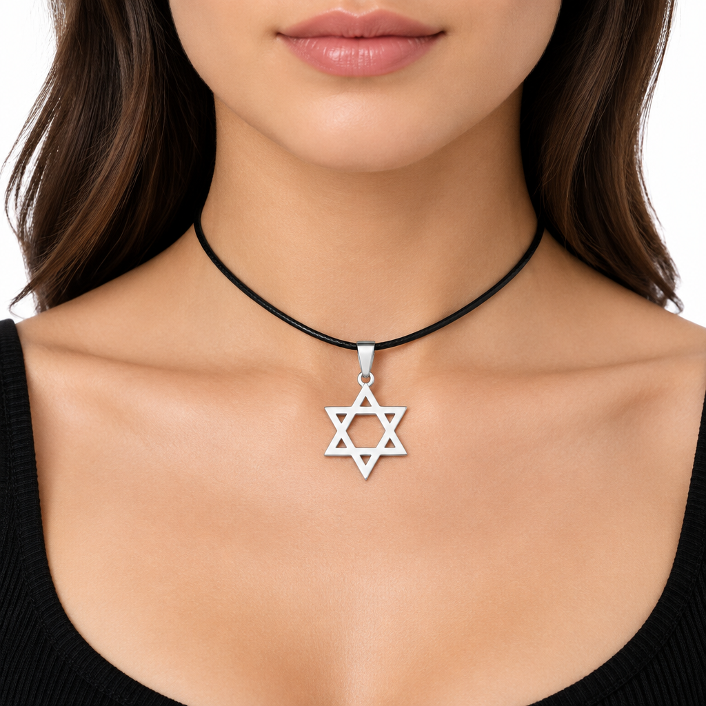 Model noszacy naszyjnik choker z zawieszka Gwiazda Dawida