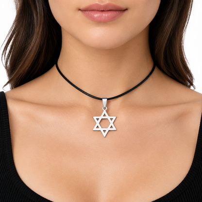 Model noszacy naszyjnik choker z zawieszka Gwiazda Dawida