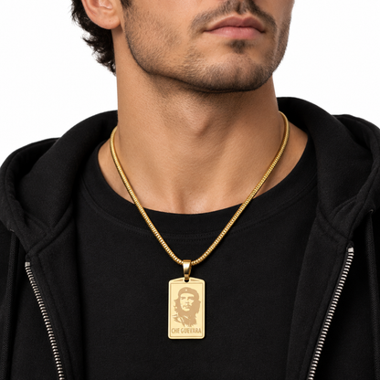 Model noszacy zloty naszyjnik z zawieszka Che Guevara