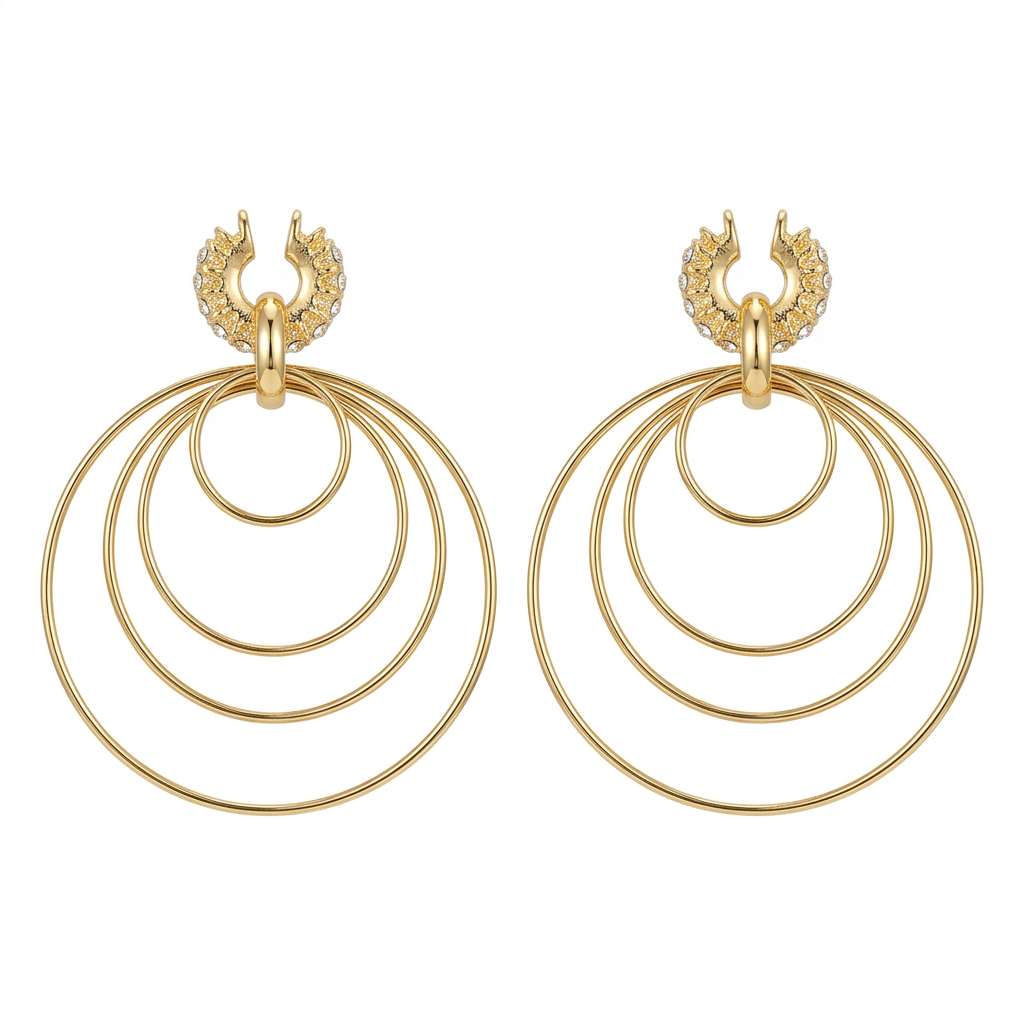 Para kolczyków w złotym kolorze z trzema okrągłymi obręczami na białym tle