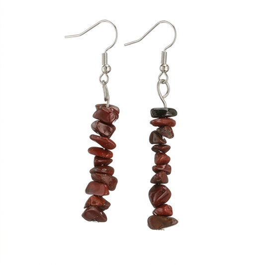 Para wiszących kolczyków z odłamków czerwonego jaspisu na białym tle